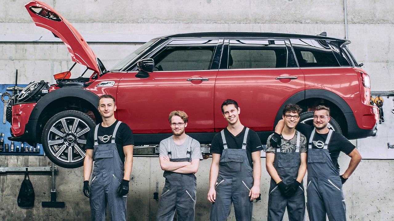 Meccanico Service Partner MINI che effettua una manutezione Meccanico Service Partner MINI che effettua una manutezione
